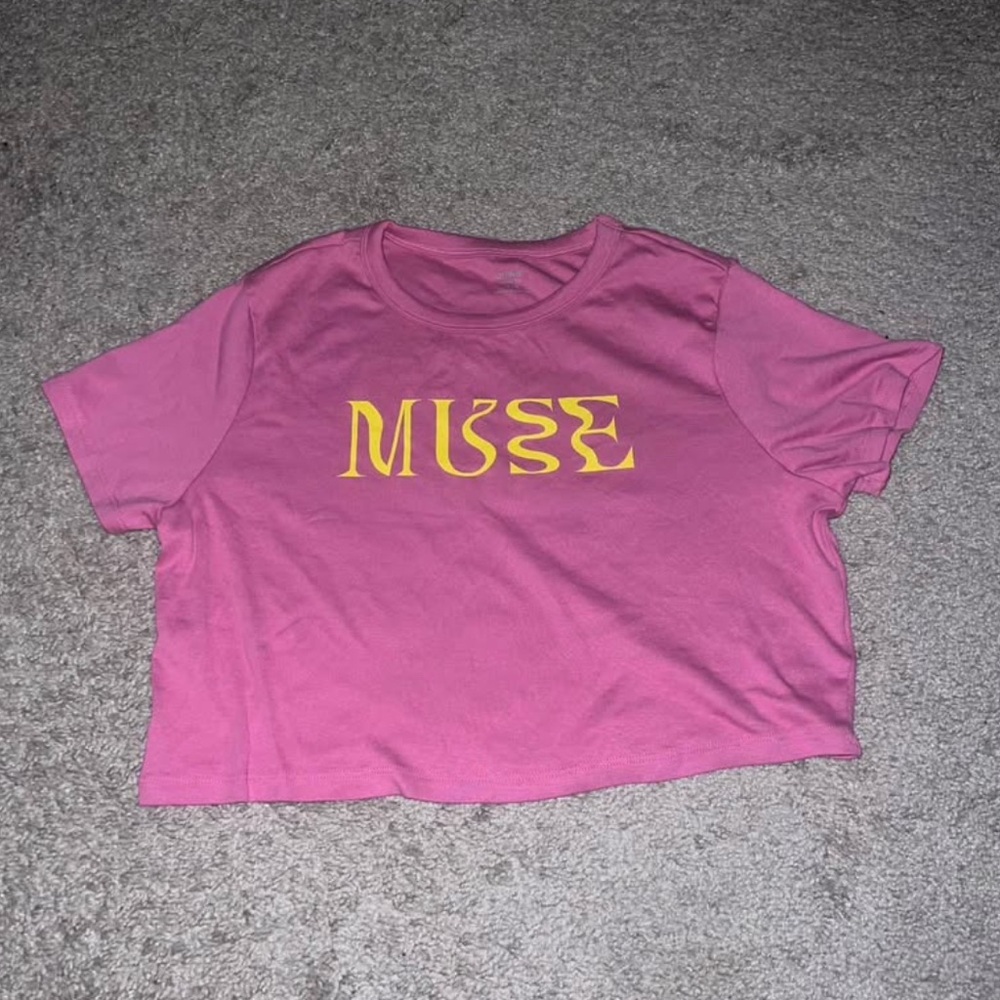 WOMAN’S GRAPHIC TEE CROP TOPS